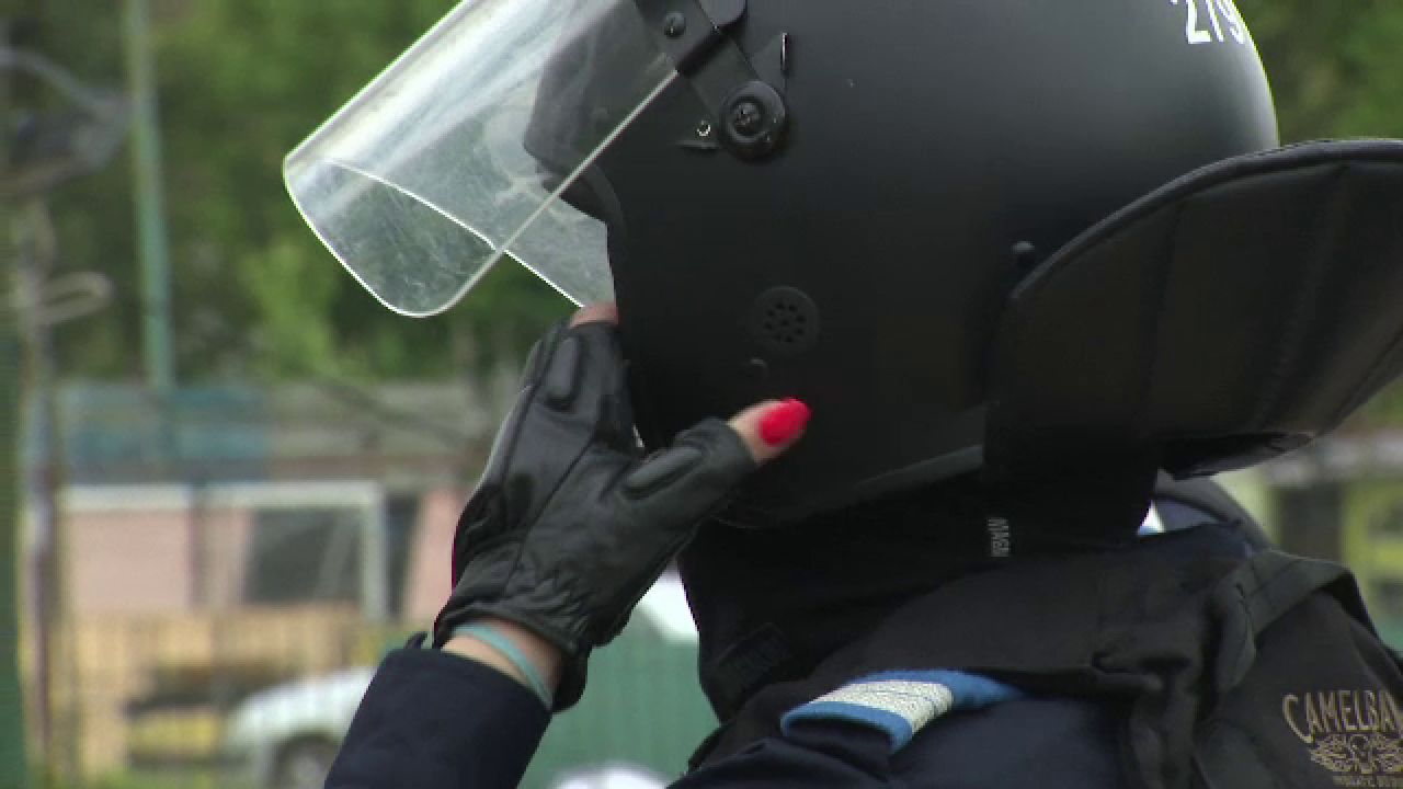 Jandarmerita care a atras toate privirile la meciul Stelei! Cum a aparut in fata ultrasilor_15