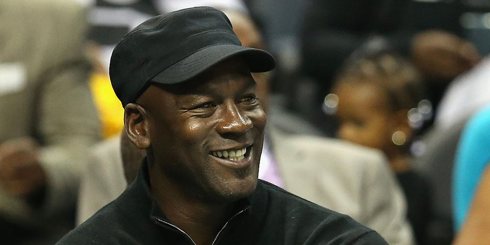 Suma fabuloasa pentru care s-a vandut un tricou al lui Michael Jordan! A stabilit un record care depaseste orice imaginatie