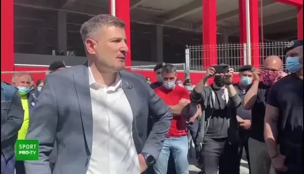 De ce-l bagi pe Petre?! Incredibil! Atacantul de la care se asteptau milioane, contestat dur si la UTA! Imagini unice in Romania: Balint a stat sa le explice tactica suporterilor