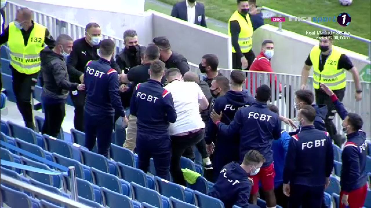 Incidente socante in tribuna! Cristescu a sarit la bataie si a fost scos de 4 bodyguarzi: