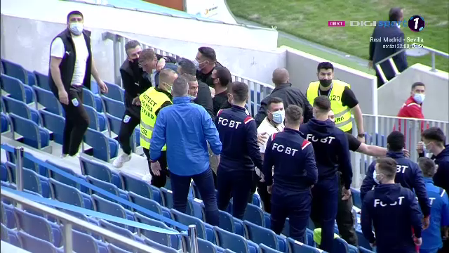 Incidente socante in tribuna! Cristescu a sarit la bataie si a fost scos de 4 bodyguarzi: 