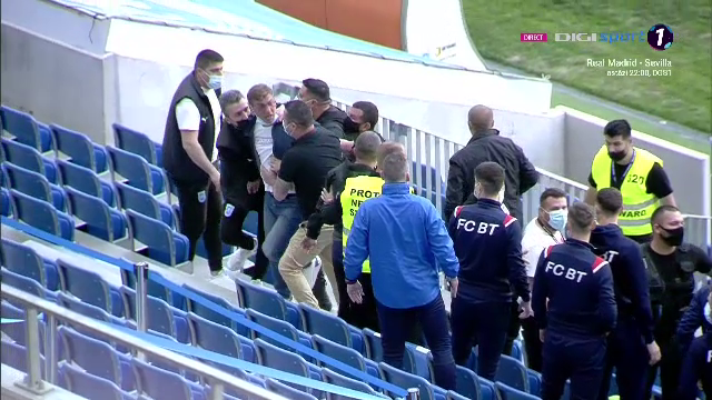 Incidente socante in tribuna! Cristescu a sarit la bataie si a fost scos de 4 bodyguarzi: 