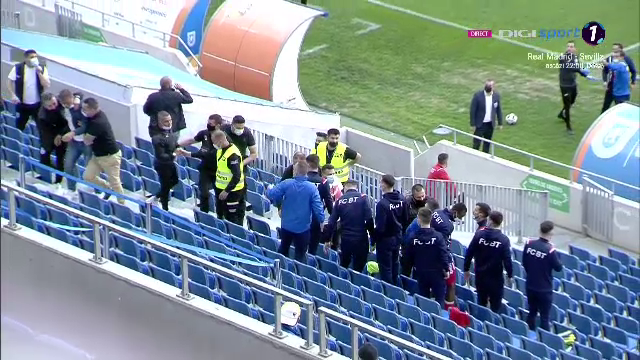 Incidente socante in tribuna! Cristescu a sarit la bataie si a fost scos de 4 bodyguarzi: 