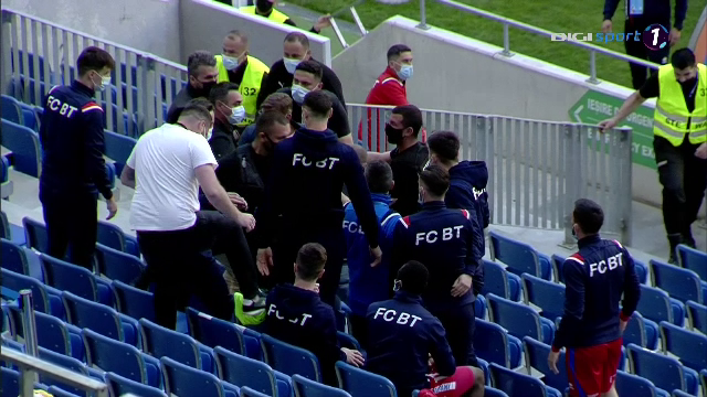 Incidente socante in tribuna! Cristescu a sarit la bataie si a fost scos de 4 bodyguarzi: 
