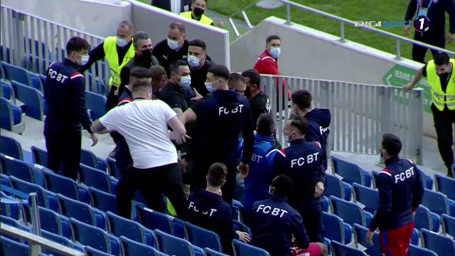 Incidente socante in tribuna! Cristescu a sarit la bataie si a fost scos de 4 bodyguarzi: 