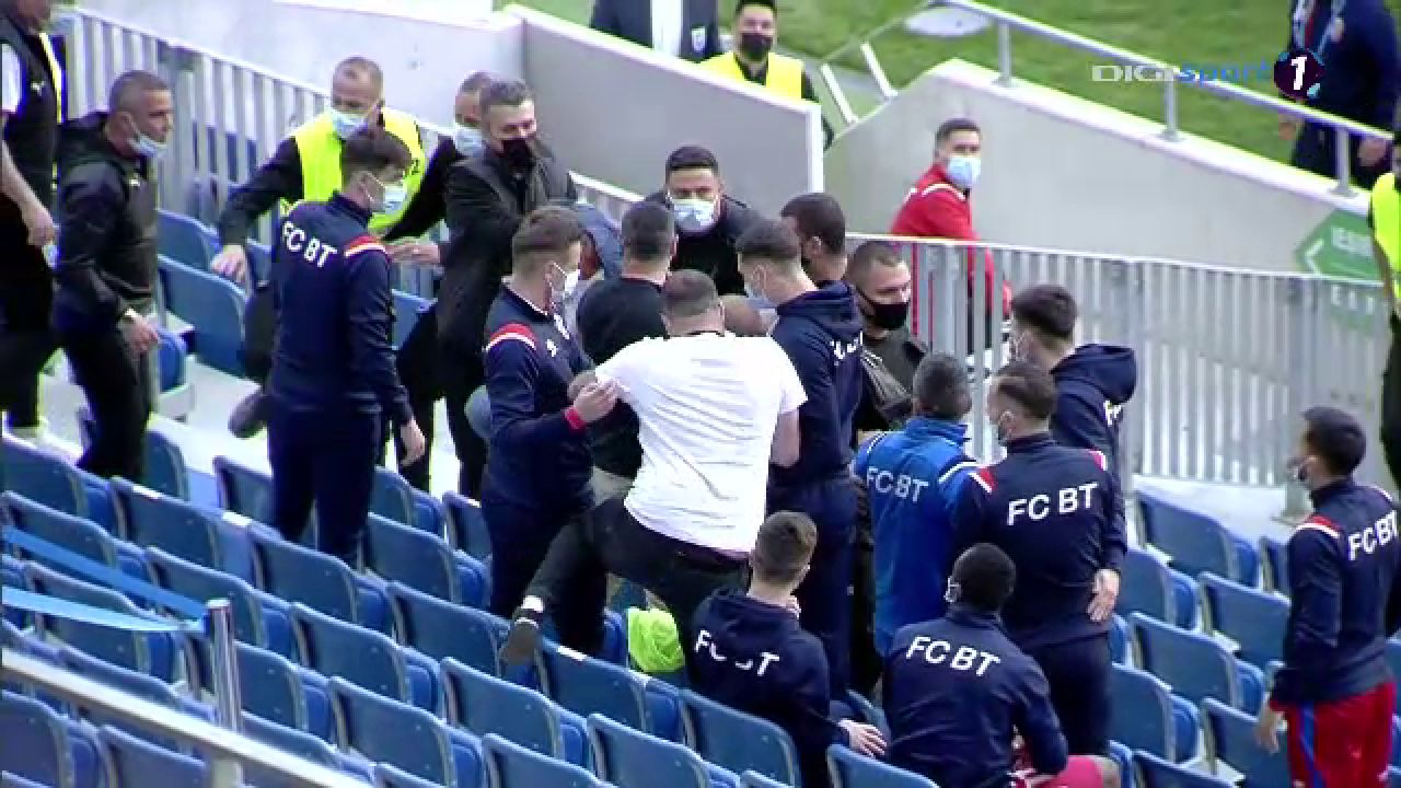 Incidente socante in tribuna! Cristescu a sarit la bataie si a fost scos de 4 bodyguarzi: