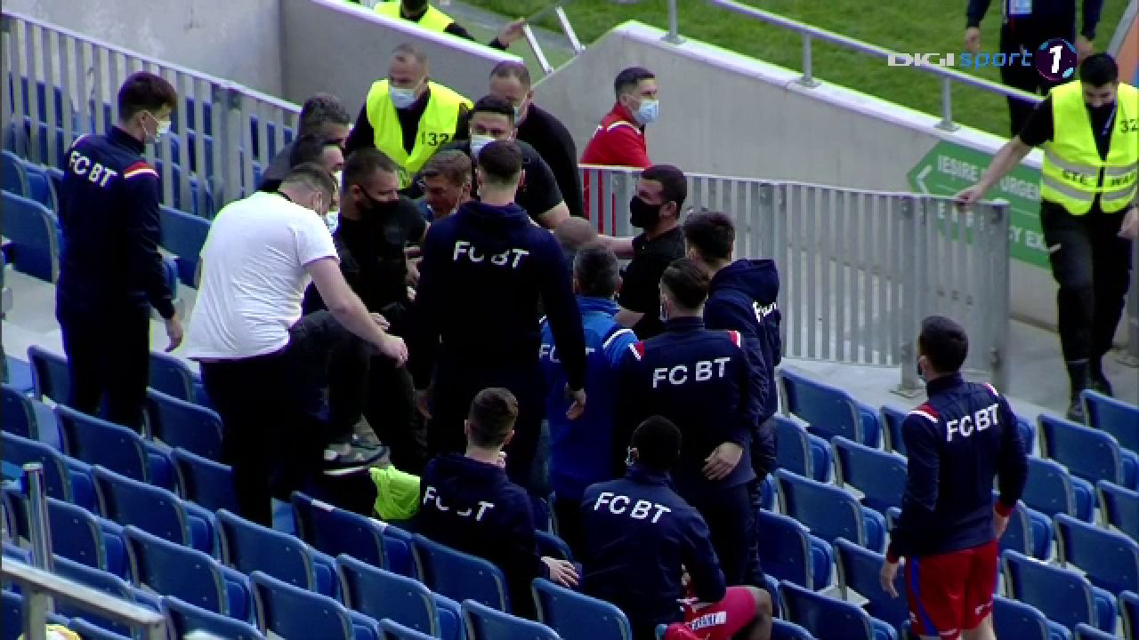Incidente socante in tribuna! Cristescu a sarit la bataie si a fost scos de 4 bodyguarzi: