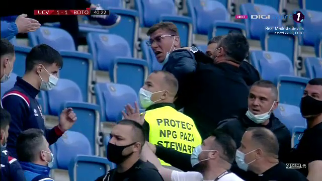 Incidente socante in tribuna! Cristescu a sarit la bataie si a fost scos de 4 bodyguarzi: 