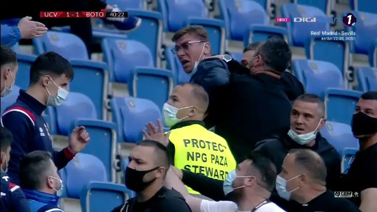 Incidente socante in tribuna! Cristescu a sarit la bataie si a fost scos de 4 bodyguarzi: