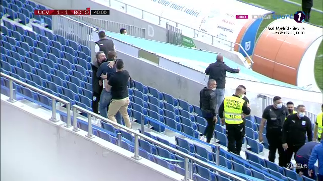 Incidente socante in tribuna! Cristescu a sarit la bataie si a fost scos de 4 bodyguarzi: 