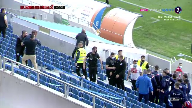 Incidente socante in tribuna! Cristescu a sarit la bataie si a fost scos de 4 bodyguarzi: 