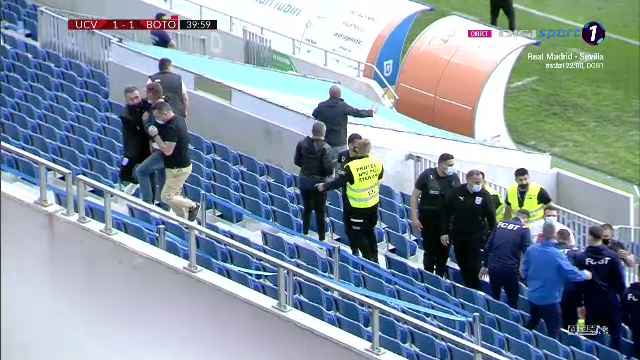 Incidente socante in tribuna! Cristescu a sarit la bataie si a fost scos de 4 bodyguarzi: 