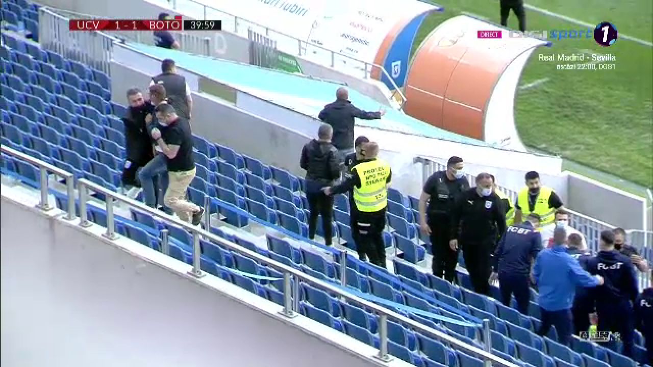 Incidente socante in tribuna! Cristescu a sarit la bataie si a fost scos de 4 bodyguarzi: