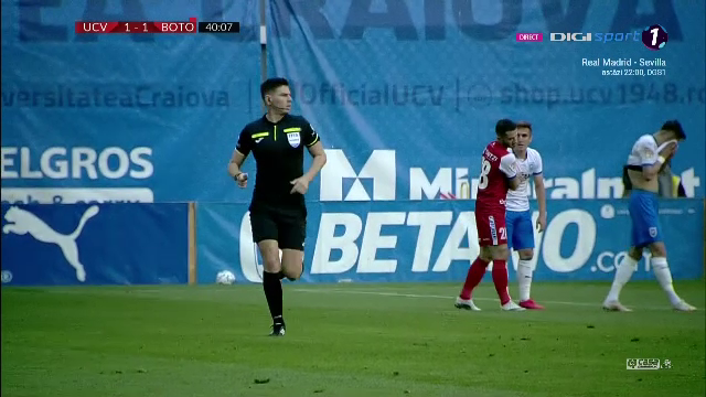 Incidente socante in tribuna! Cristescu a sarit la bataie si a fost scos de 4 bodyguarzi: 