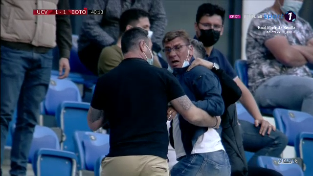 Incidente socante in tribuna! Cristescu a sarit la bataie si a fost scos de 4 bodyguarzi: 