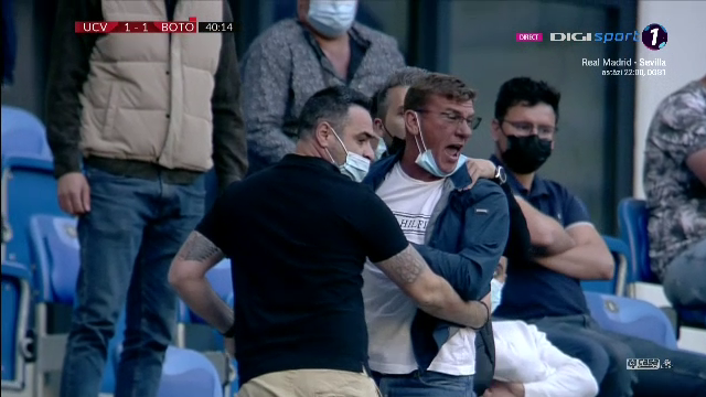 Incidente socante in tribuna! Cristescu a sarit la bataie si a fost scos de 4 bodyguarzi: 