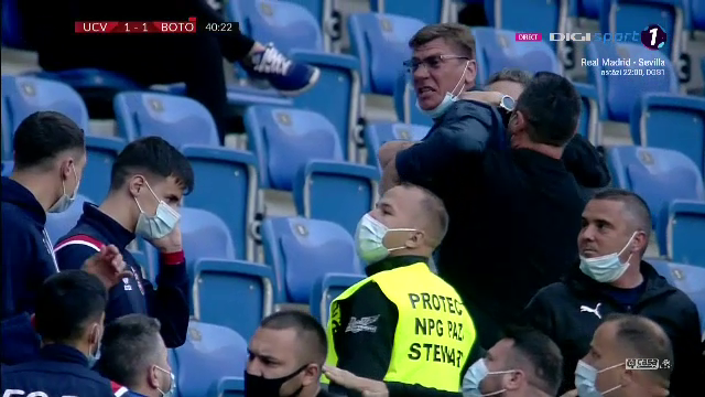 Incidente socante in tribuna! Cristescu a sarit la bataie si a fost scos de 4 bodyguarzi: 