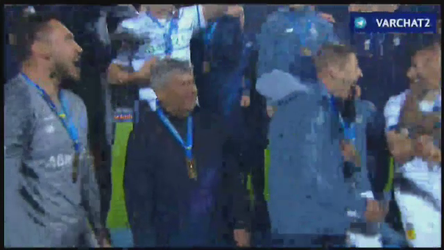 Lucescu a rupt tot in Ucraina! Imagini fantastice dupa ce a luat si Cupa cu Dinamo Kiev: a fost aruncat in aer de jucatori! Scene fantastice_3