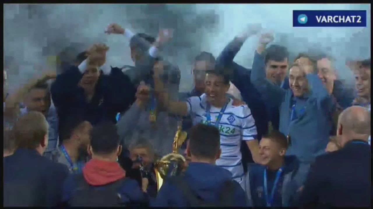 Lucescu a rupt tot in Ucraina! Imagini fantastice dupa ce a luat si Cupa cu Dinamo Kiev: a fost aruncat in aer de jucatori! Scene fantastice_6