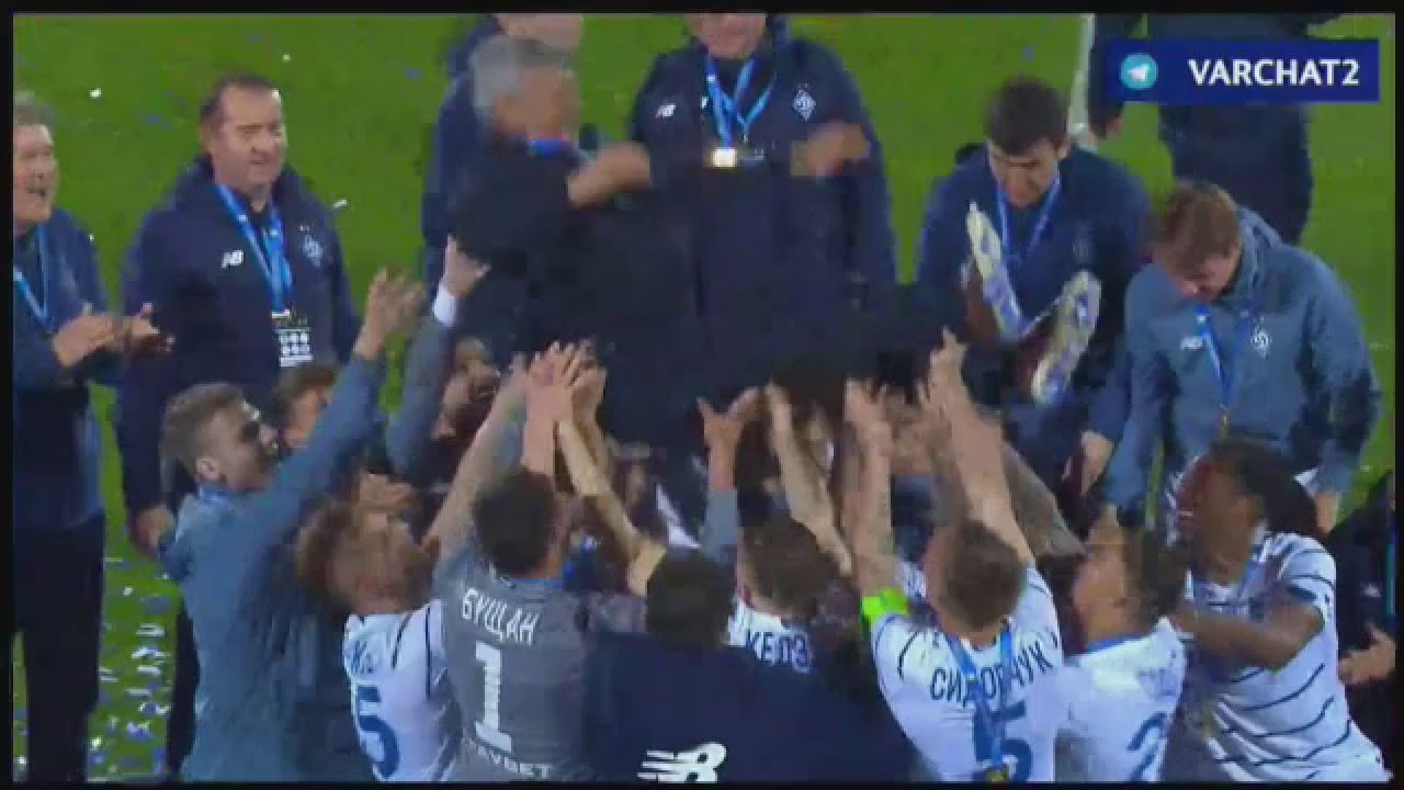 Lucescu a rupt tot in Ucraina! Imagini fantastice dupa ce a luat si Cupa cu Dinamo Kiev: a fost aruncat in aer de jucatori! Scene fantastice_14