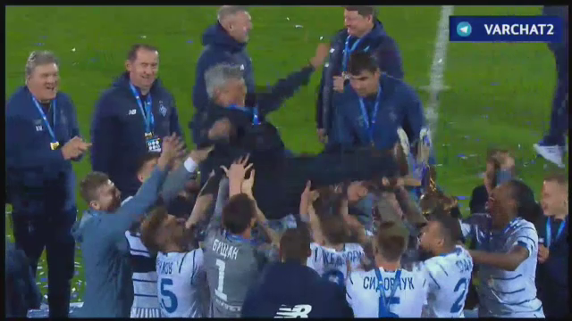 Lucescu a rupt tot in Ucraina! Imagini fantastice dupa ce a luat si Cupa cu Dinamo Kiev: a fost aruncat in aer de jucatori! Scene fantastice_15