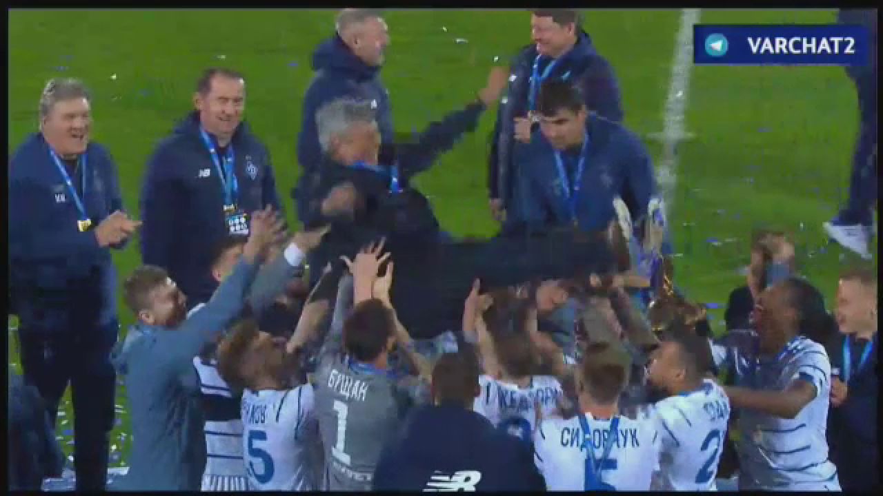 Lucescu a rupt tot in Ucraina! Imagini fantastice dupa ce a luat si Cupa cu Dinamo Kiev: a fost aruncat in aer de jucatori! Scene fantastice_15