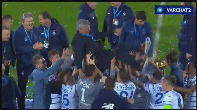 Lucescu a rupt tot in Ucraina! Imagini fantastice dupa ce a luat si Cupa cu Dinamo Kiev: a fost aruncat in aer de jucatori! Scene fantastice_16