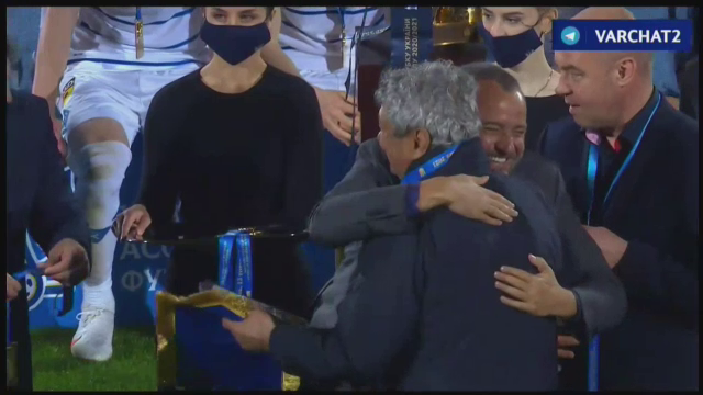 Lucescu a rupt tot in Ucraina! Imagini fantastice dupa ce a luat si Cupa cu Dinamo Kiev: a fost aruncat in aer de jucatori! Scene fantastice_34