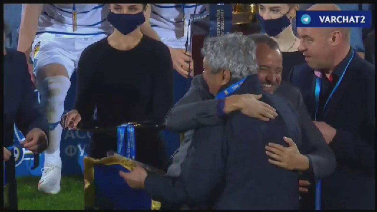 Lucescu a rupt tot in Ucraina! Imagini fantastice dupa ce a luat si Cupa cu Dinamo Kiev: a fost aruncat in aer de jucatori! Scene fantastice_34