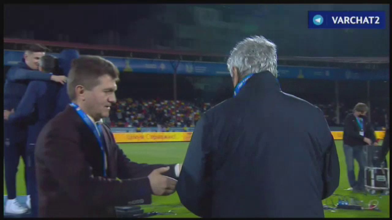 Lucescu a rupt tot in Ucraina! Imagini fantastice dupa ce a luat si Cupa cu Dinamo Kiev: a fost aruncat in aer de jucatori! Scene fantastice_35
