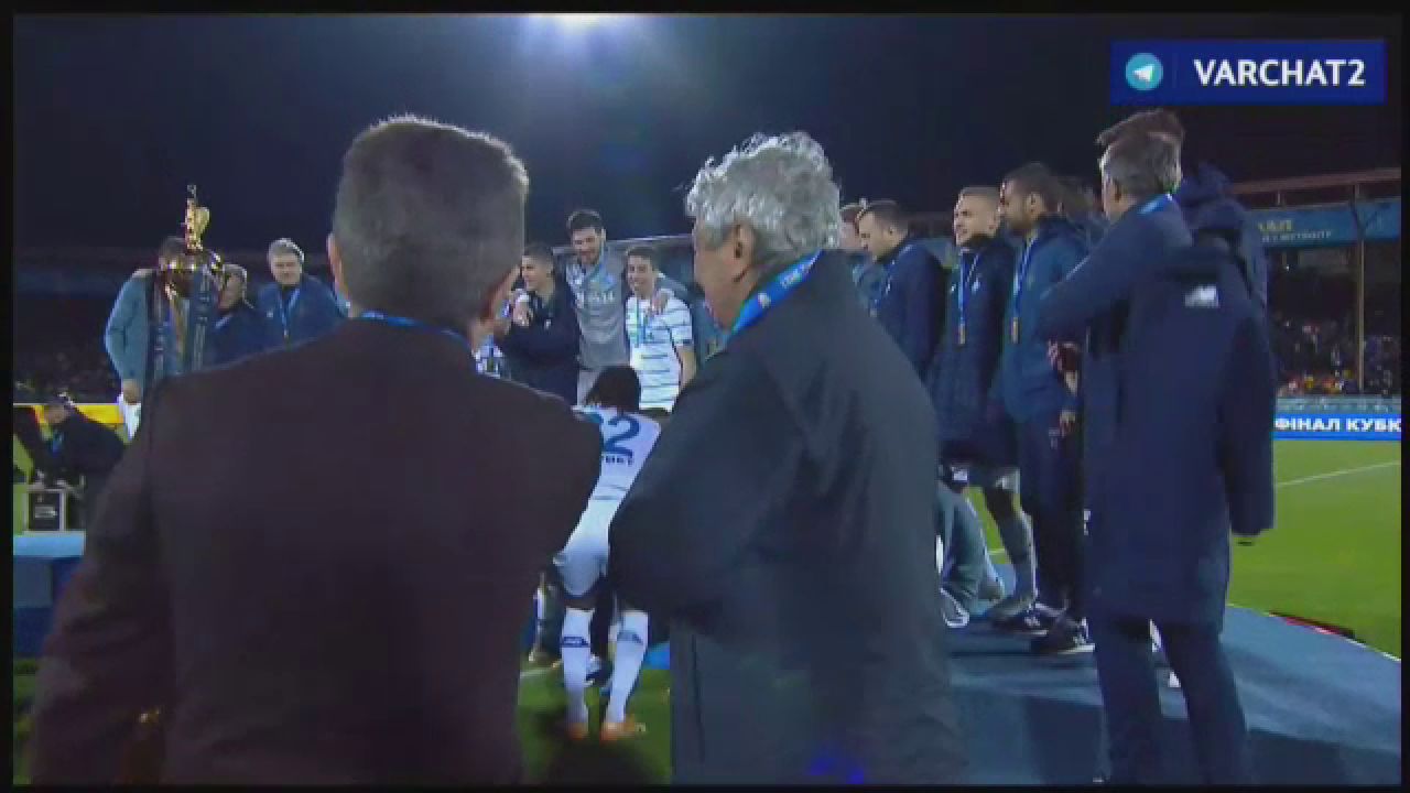 Lucescu a rupt tot in Ucraina! Imagini fantastice dupa ce a luat si Cupa cu Dinamo Kiev: a fost aruncat in aer de jucatori! Scene fantastice_37