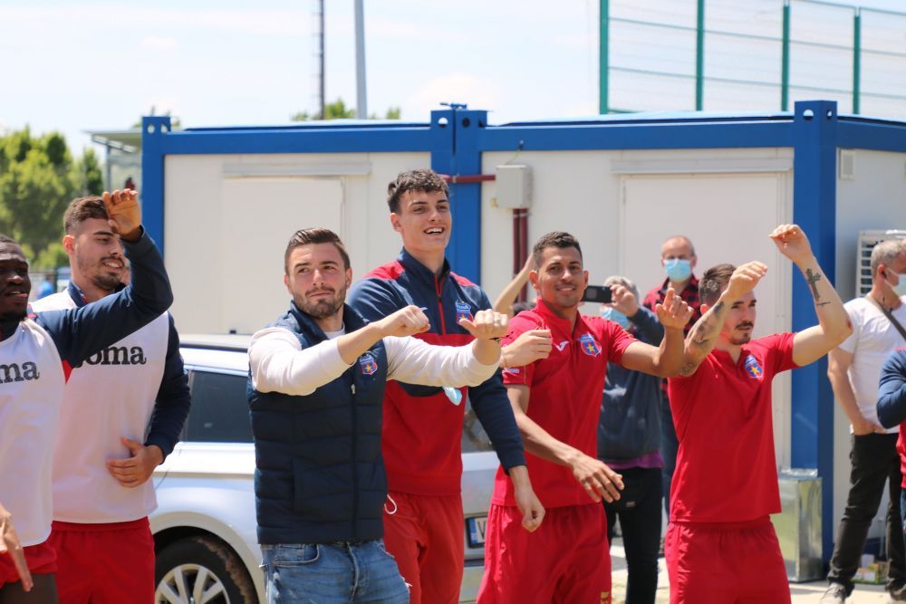 Nebunie in Ghencea! Suporterii Stelei au luat cu asalt stadionul pentru barajul cu Mostistea Ulmu! Jucatorii s-au bucurat cu ei _22