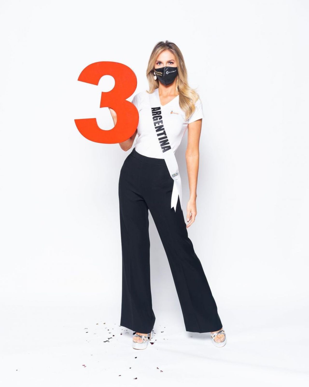 Imagini fabuloase! Miss Argentina i-a adus omagiu lui Maradona intr-un mod incredibil! A iesit pe scena in echipamentul nationalei_2