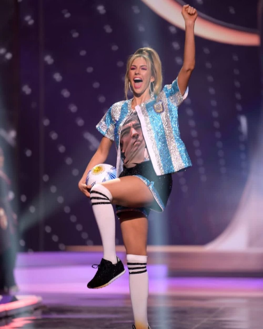 Imagini fabuloase! Miss Argentina i-a adus omagiu lui Maradona intr-un mod incredibil! A iesit pe scena in echipamentul nationalei_3