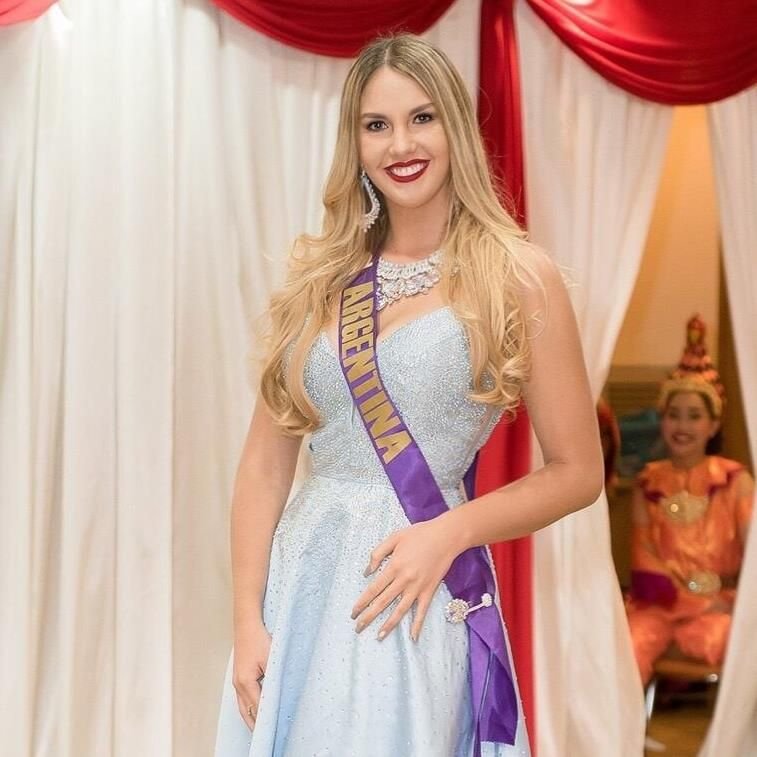 Imagini fabuloase! Miss Argentina i-a adus omagiu lui Maradona intr-un mod incredibil! A iesit pe scena in echipamentul nationalei_4
