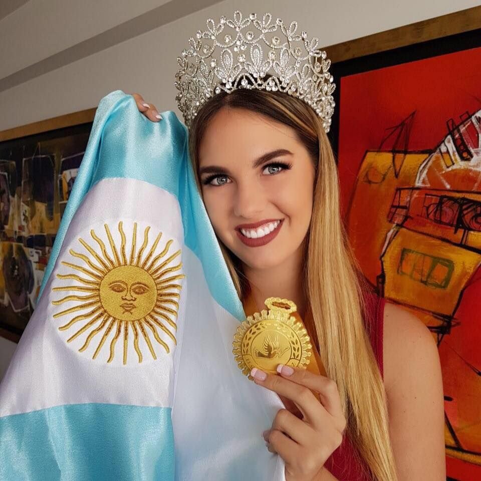 Imagini fabuloase! Miss Argentina i-a adus omagiu lui Maradona intr-un mod incredibil! A iesit pe scena in echipamentul nationalei_7