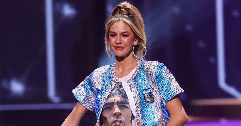 Imagini fabuloase! Miss Argentina i-a adus omagiu lui Maradona intr-un mod incredibil! A iesit pe scena in echipamentul nationalei_14