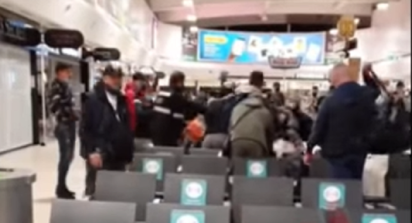 Romanii s-au luat la bataie pe aeroportul din Londra! Sange si lovituri in plin cu trollerele! Sunt imaginile care fac inconjurul lumii! De la ce a plecat totul_2