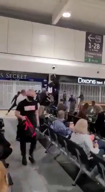 Romanii s-au luat la bataie pe aeroportul din Londra! Sange si lovituri in plin cu trollerele! Sunt imaginile care fac inconjurul lumii! De la ce a plecat totul_3