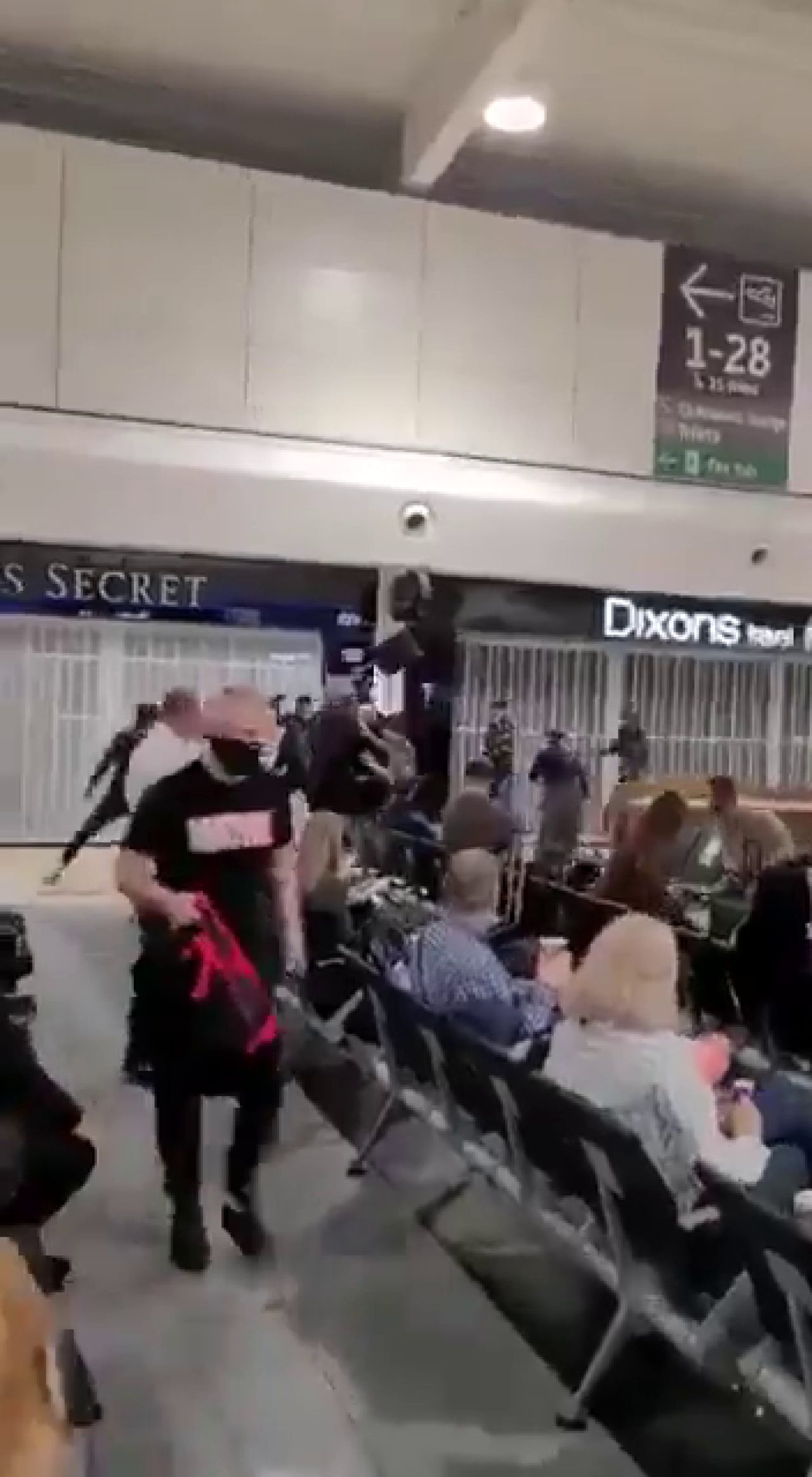 Romanii s-au luat la bataie pe aeroportul din Londra! Sange si lovituri in plin cu trollerele! Sunt imaginile care fac inconjurul lumii! De la ce a plecat totul_3