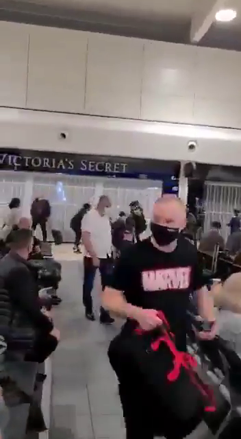 Romanii s-au luat la bataie pe aeroportul din Londra! Sange si lovituri in plin cu trollerele! Sunt imaginile care fac inconjurul lumii! De la ce a plecat totul_4