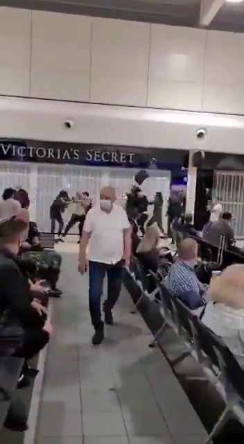 Romanii s-au luat la bataie pe aeroportul din Londra! Sange si lovituri in plin cu trollerele! Sunt imaginile care fac inconjurul lumii! De la ce a plecat totul_5