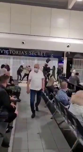 Romanii s-au luat la bataie pe aeroportul din Londra! Sange si lovituri in plin cu trollerele! Sunt imaginile care fac inconjurul lumii! De la ce a plecat totul_5