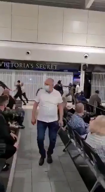 Romanii s-au luat la bataie pe aeroportul din Londra! Sange si lovituri in plin cu trollerele! Sunt imaginile care fac inconjurul lumii! De la ce a plecat totul_6