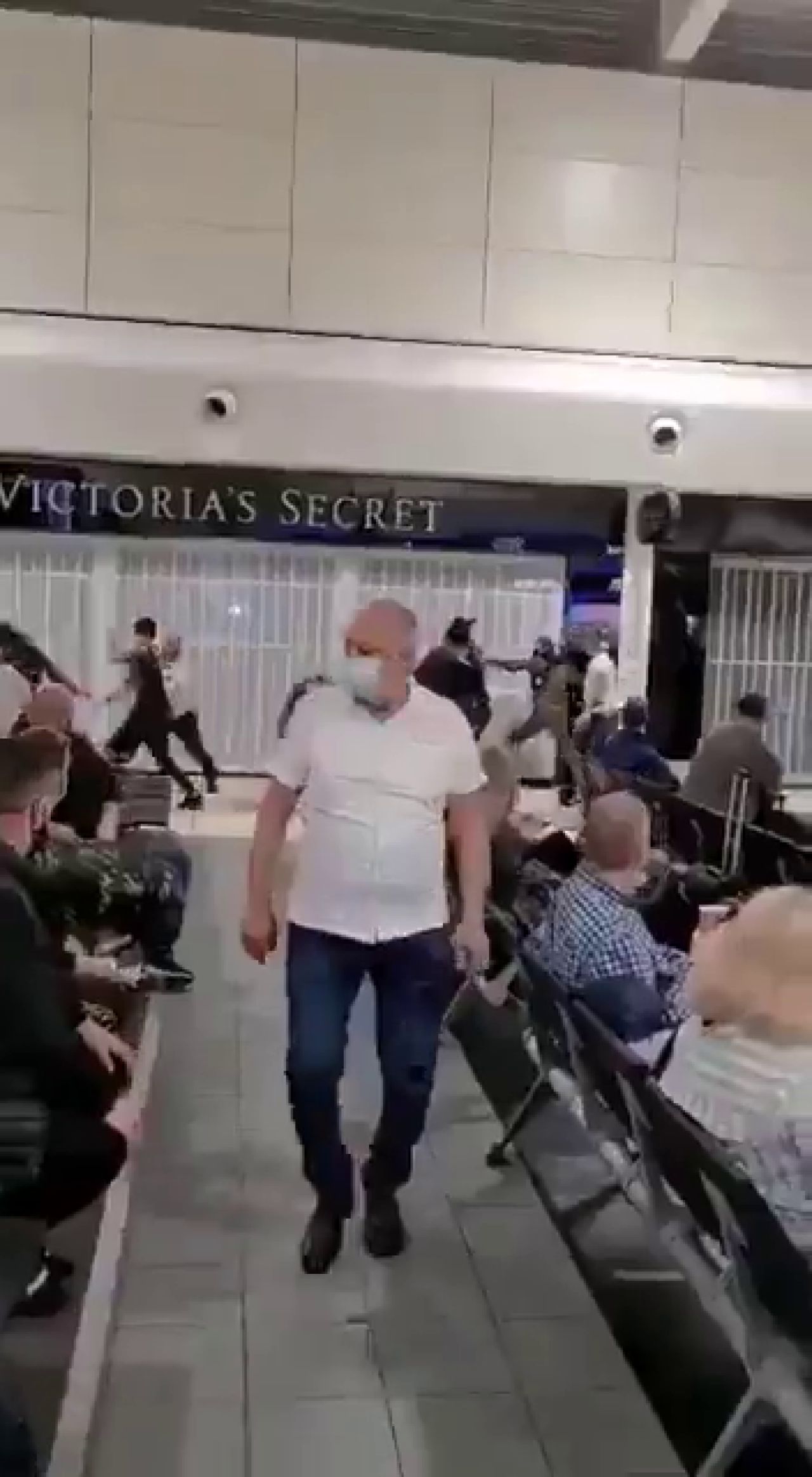 Romanii s-au luat la bataie pe aeroportul din Londra! Sange si lovituri in plin cu trollerele! Sunt imaginile care fac inconjurul lumii! De la ce a plecat totul_6