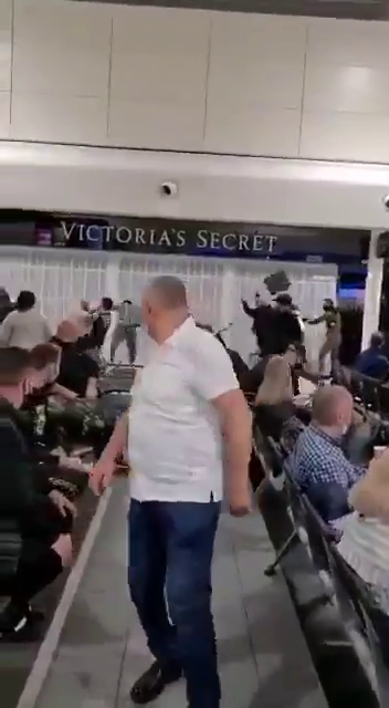 Romanii s-au luat la bataie pe aeroportul din Londra! Sange si lovituri in plin cu trollerele! Sunt imaginile care fac inconjurul lumii! De la ce a plecat totul_7