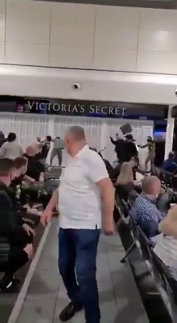 Romanii s-au luat la bataie pe aeroportul din Londra! Sange si lovituri in plin cu trollerele! Sunt imaginile care fac inconjurul lumii! De la ce a plecat totul_7