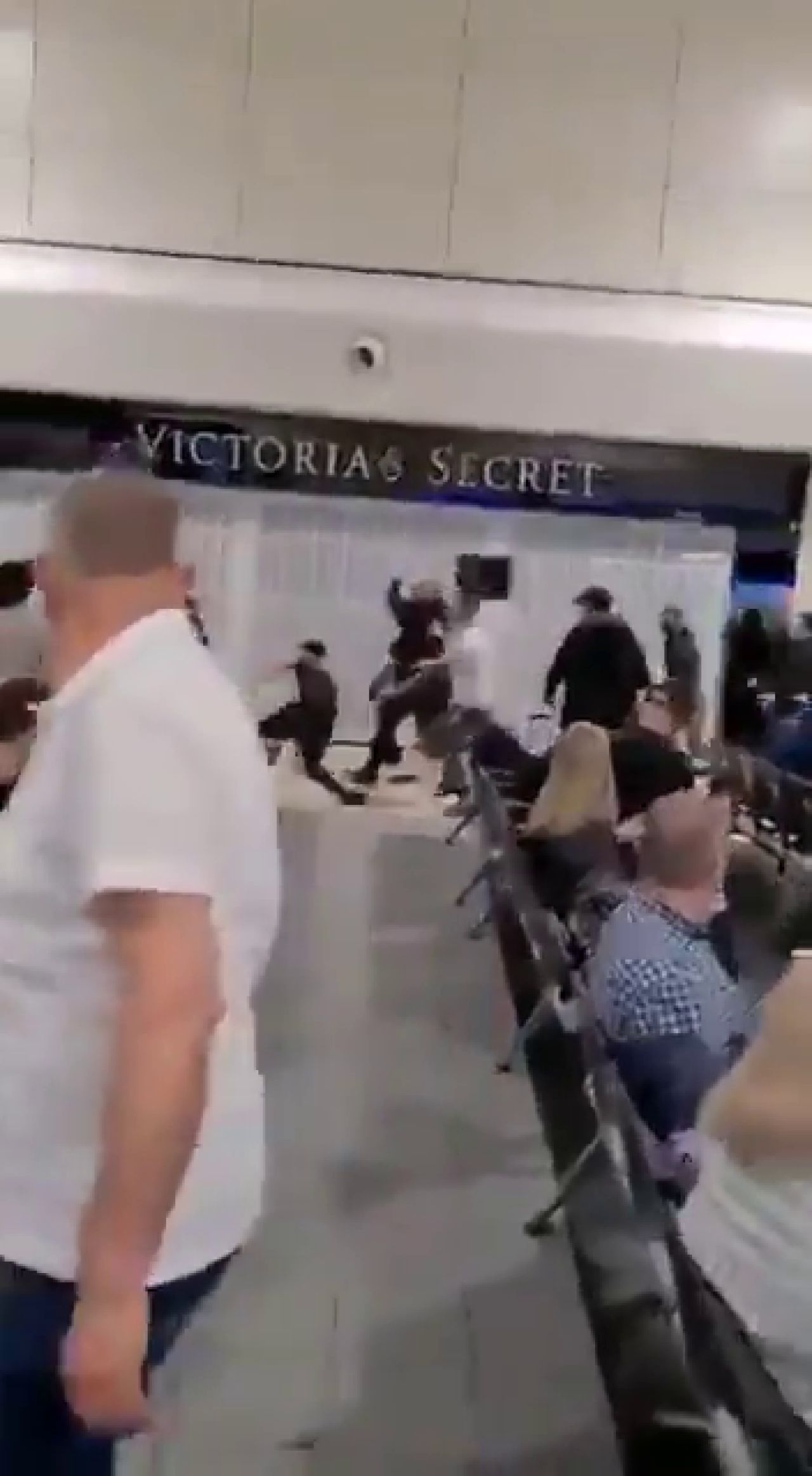 Romanii s-au luat la bataie pe aeroportul din Londra! Sange si lovituri in plin cu trollerele! Sunt imaginile care fac inconjurul lumii! De la ce a plecat totul_8
