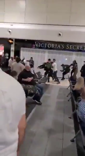 Romanii s-au luat la bataie pe aeroportul din Londra! Sange si lovituri in plin cu trollerele! Sunt imaginile care fac inconjurul lumii! De la ce a plecat totul_9