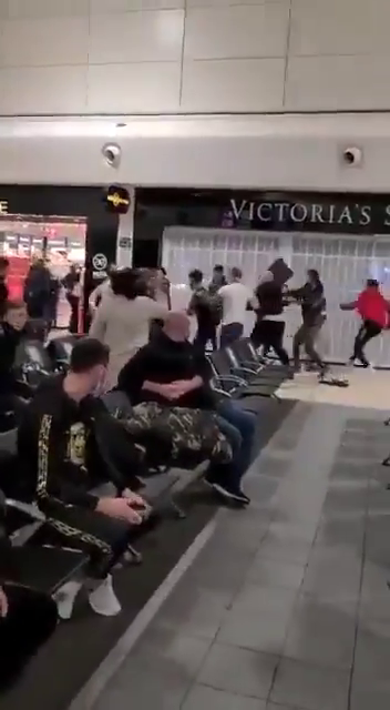 Romanii s-au luat la bataie pe aeroportul din Londra! Sange si lovituri in plin cu trollerele! Sunt imaginile care fac inconjurul lumii! De la ce a plecat totul_10